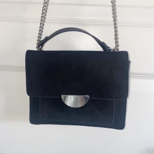 Oanvänd handväska - Helt oanvänd handväska från hm. Den är 20cm bred och 16cm hög.