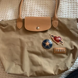 Longchamp väska - Säljer denna jättefina väska från longchamp då den inte kommer till användning! Den är ganska använd men syns inte så mycket💕