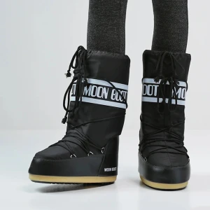 Svarta moonboots - Säljer vidare ett par svarta moonboots som jag köpte här på Plick. Har inte använt de alls mycket. 