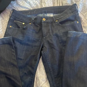 Lågmidjade Jeans - H&M - Säljer dessa snygga jeans som tyvärr är för stora. Köptes på H&M för 500, säljer för 100. Knappt använda. Kp för mer bilder. Köparen står alltid för frakten💕