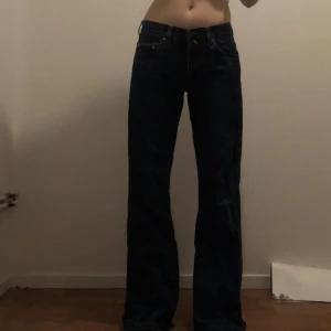 Psycho cowboy jeans  - psycho cowboy jeans!!!⭐️ midrise och bootcut med cool detalj på bakfickorna ⭐️💚