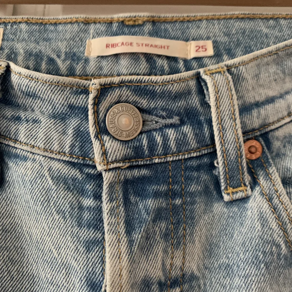 Levi’s ribcage st. 25. Avklippta så passar mig som är 158 som som perfekta ankle jeans. Dessvärre blivit för små för mig! Skicket är mycket bra, inte använt dessa mycket alls.. Jeans & Byxor.