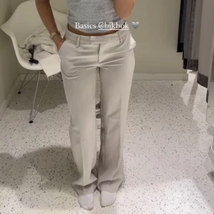 Kostymbyxor  - Säljer dessa supersnygga lågmidjade kostymbyxorna från bikbok i petite, så populära nu. Aldrig använd då de är lite små på mig❤️ INTE SÅLD