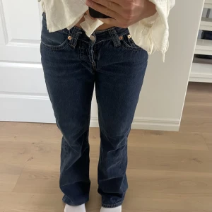 Mörkblåa jeans från Levis - Säljer dessa mörkblåa lowwaist jeans från Levis i storlek w31xL32. Sitter lite oversized på mig som vanligtvis är en S💓