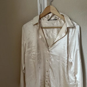 Blus Bik Bok - Gul/guldig blus i stl M från Bik Bok ej använd.