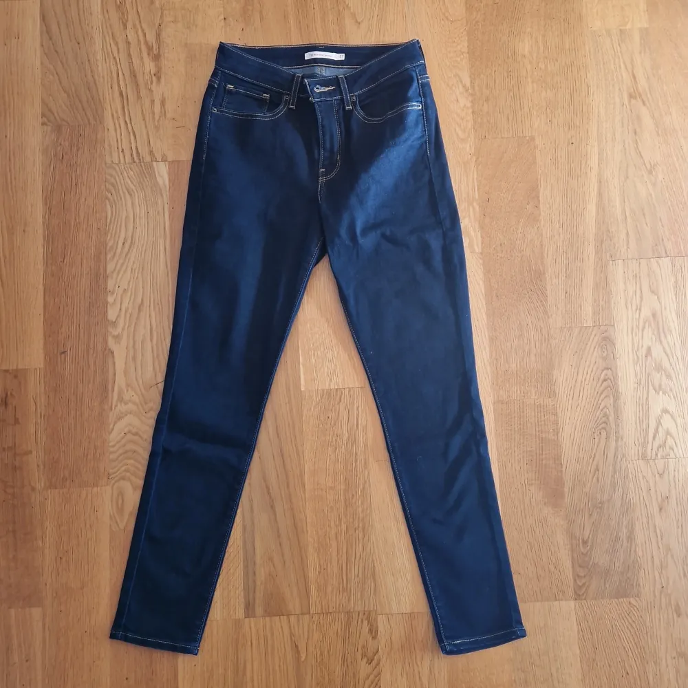 Levis 721. High Rise Skinny. Helt nya. Mörkblå. Storlek 27. Jeans & Byxor.