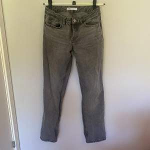 Populära grå raka jeans från zara. Kan skicka fler bilder om det önskas. Köparen står för frakt