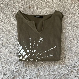 Grön tröja  - En jättefin grön tröja med detaljer i ett jättefint skick 