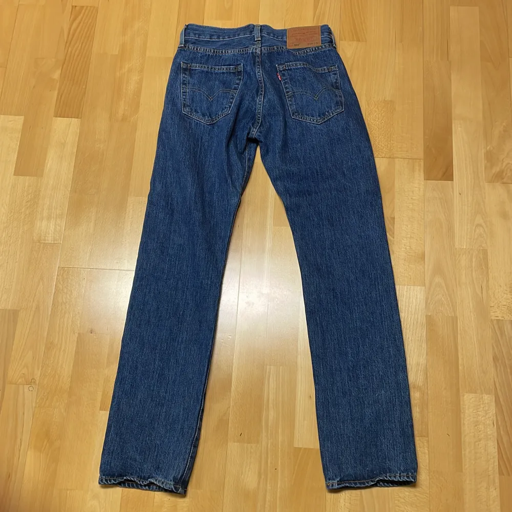 Mörkblåa Levis jeans med bra passform. Jeans & Byxor.