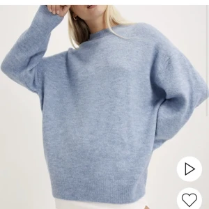 Blåa stickad tröja - Jätte fin ljusblå stickad tröja från Nelly. Använd ett fåtal gånger bara. Den är lite oversize! Jätte fin nu till hösten!💓