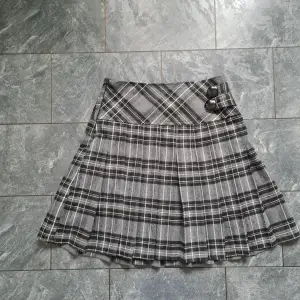 Säljer denna fina kjol då den inte är mkn stil. Vet ej vad det är för märke eller storlek men skulle säga att den passar för S💕
