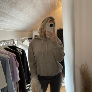 Super mysig hoddie  - En beige hoddie, knappt använd. Lite oversized i modellen 🌟