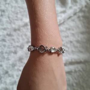 Armband - Oanvänt Armband 💕 Säljer då den inte riktigt passar mig. Skriv gärna för fler bilder eller mått detaljer❤️ 
