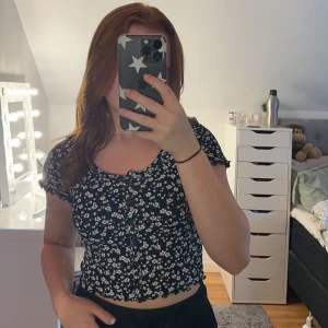 Topp - Blommig topp, endast använd vid ett tillfälle🫶🏼