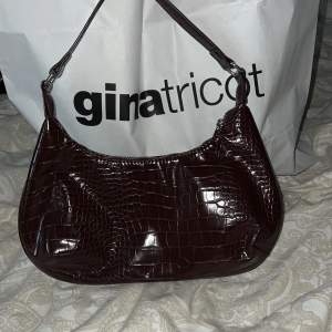 Säljer min bruna skinnväska från Gina tricot då den inte kommer till användning, inga skador finns på väskan💕 köparen står för frakt💕