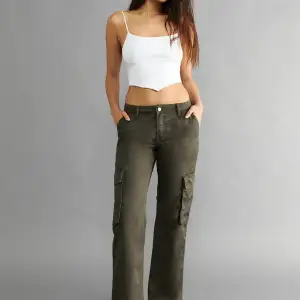 Jättefina låga cargo jeans ifrån ginatticot❤️ säljer pågrund utav att de är lite korta på mig, jag är 175 för referens🫶🏻