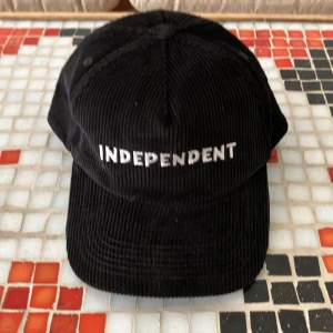 Svart manchester keps  - Skatemärket Indebendent  Svart manchester keps!  Oanvänd. Men go! 