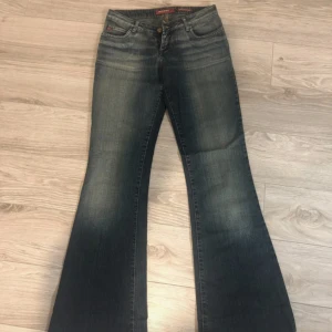 2000s lowwaist bootcut jeans - Lågmidjade bootcut jeans från 2000-talet. De är från miss sixty och i superbra skick! De är i storlek w29/l32. Men sitter som S/36 De är tyvärr för små för mig så finns inga bilder på. Midjemåttet är 78-79 cm och innerbensmåttet är 82 cm.
