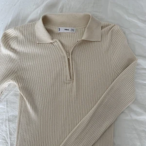 Mango - Långärmad 3/4 kofta från mango, storlek M, passar mig som vanligtvis bär Xs. Skriv för fler bilder! Pris kan diskuteras 