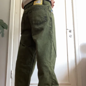 Polar 93 pants  - Polar 93 byxor i storlek w32 L30 Bara testat på nån gång men färgen var inget för mig.  Kan dock se att dem skulle klä upp någon fint! Jag är 173 cm som är på bilden.  Dessa byxor är dyra i butik. Kostar runt 1000 eller mer. Där av ett riktigt kap! 