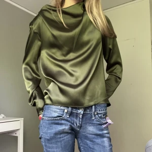 Zara blus - Så snygg och fräsch grön blus från zara, helt oanvänd!! 