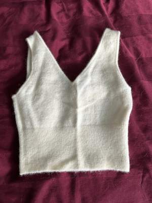 Wool mix. Off white crop top. Size XS. Never worn.