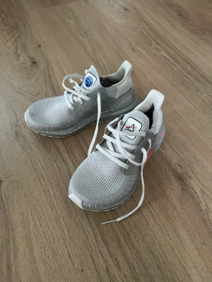 Adidas boost - Adidas boost skor som är köpta i våras, knappt använda. 