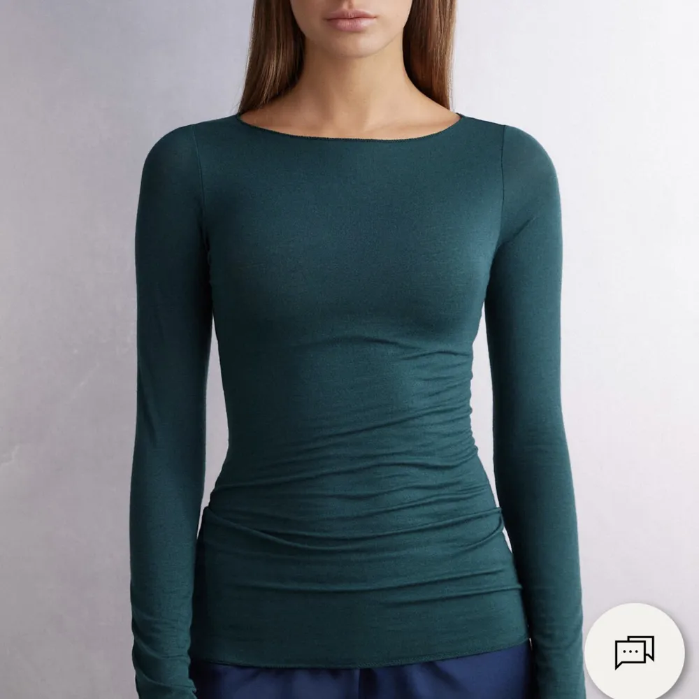 Säljer denna jättefina populära tröja från Intimissimi i storlek S, skulle säkert passa en M då den har töjts ut lite men den är i jätte fint skick och använd några gånger. Hör av er vid funderingar 💕. Tröjor & Koftor.