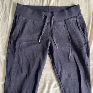 blå mysbyxor  - säljer dessa populära lågmidjade mysbyxorna från Cubus i mörkblå🫶🏼