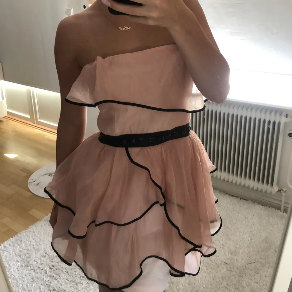 En rosa klänning, aldrig använt. Så söt klänning 💞🍸. Klänningar.