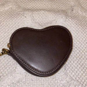 Brandy plånbok - Man kan sätta fast den på jeansen eller på väskan!🤎🐻 Jätte fin och mycket kort får plats i plånboken, annars kan man ha annat i, mynt exempelvis💸💰