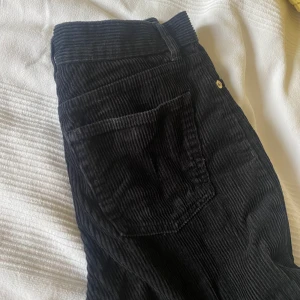 Manchesterjeans från monki - Säljer mina snygga flare manchesterjeans köpta på monki i storlek 34! I mxyket bra skick, öppen för prisförslag🫶🫶