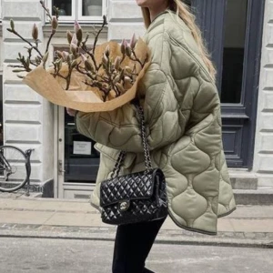 The Frankie shop - Säljer denna jackan från the frankie shop. Superbra skick! Storlwk xs/s men oversized!💛