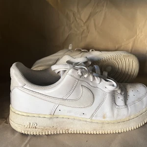 Nike skor - Vita Nike Air Force. Använt skick utseendemässigt, annars bra. 