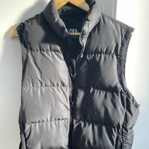 Zara väst - Säljer denna lite tjockare zara västen, 9/10 skick och inga som helst skador eller fläckar. Nypris:500 