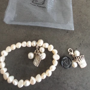 Armband sötvattenpärlor  - Pearls for girls odlade sötvattenpärlor  Extra hänge medföljer  Som nytt