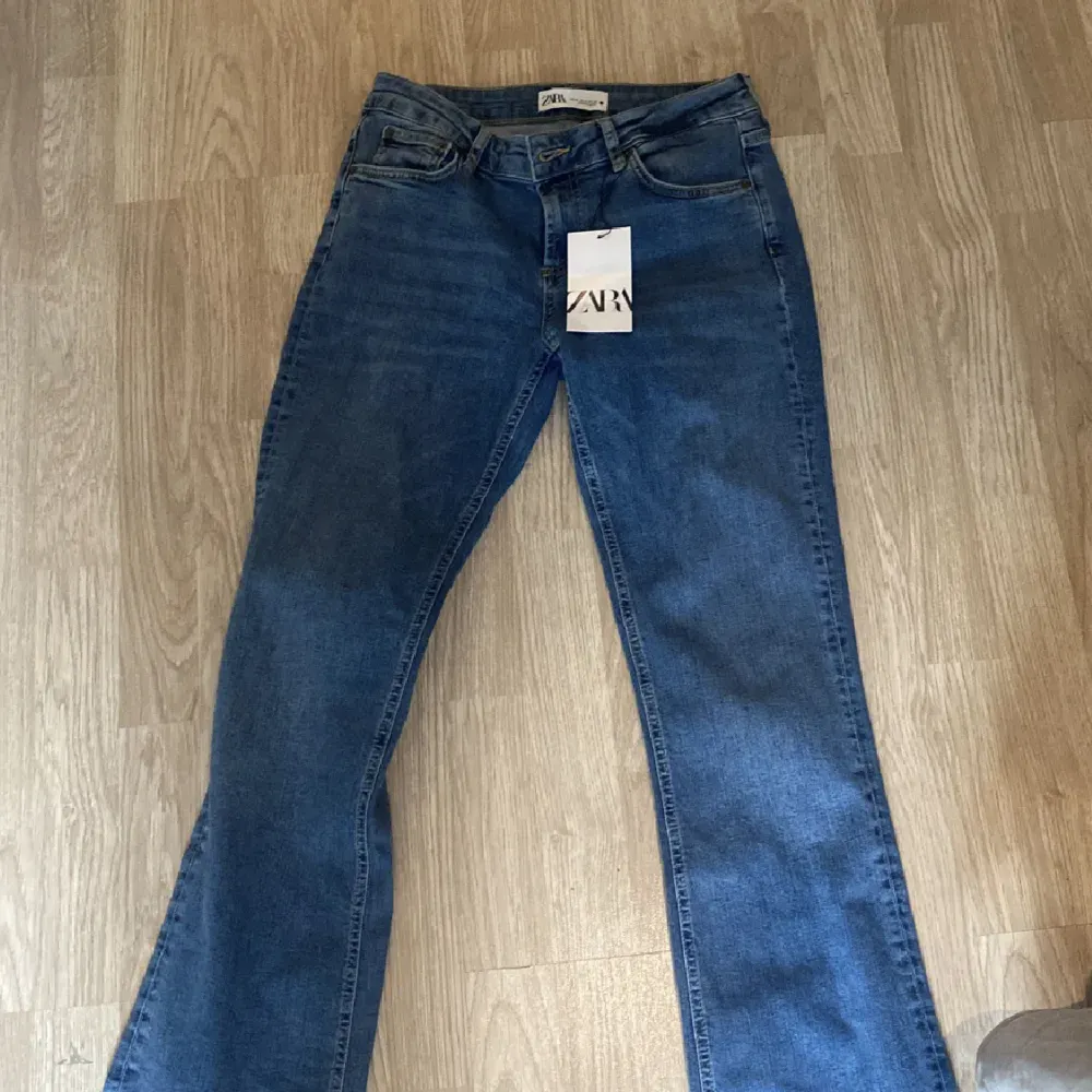 Lågmidjade jeans från zara använda en gång. Storlek 36. Fri frakt 💕. Jeans & Byxor.