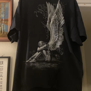 Y2K T-SHIRT - Asfet Spiral t-shirt som tyvärr inte kommit till användning. Använd några få gången och är bra skick. Den sitter snyggt och lite baggy på och är 2XL men sitter mer som L/XL. Priset är diskuterbart och kom dm för fler bilder! Använd gärna köp nu🌟🌟