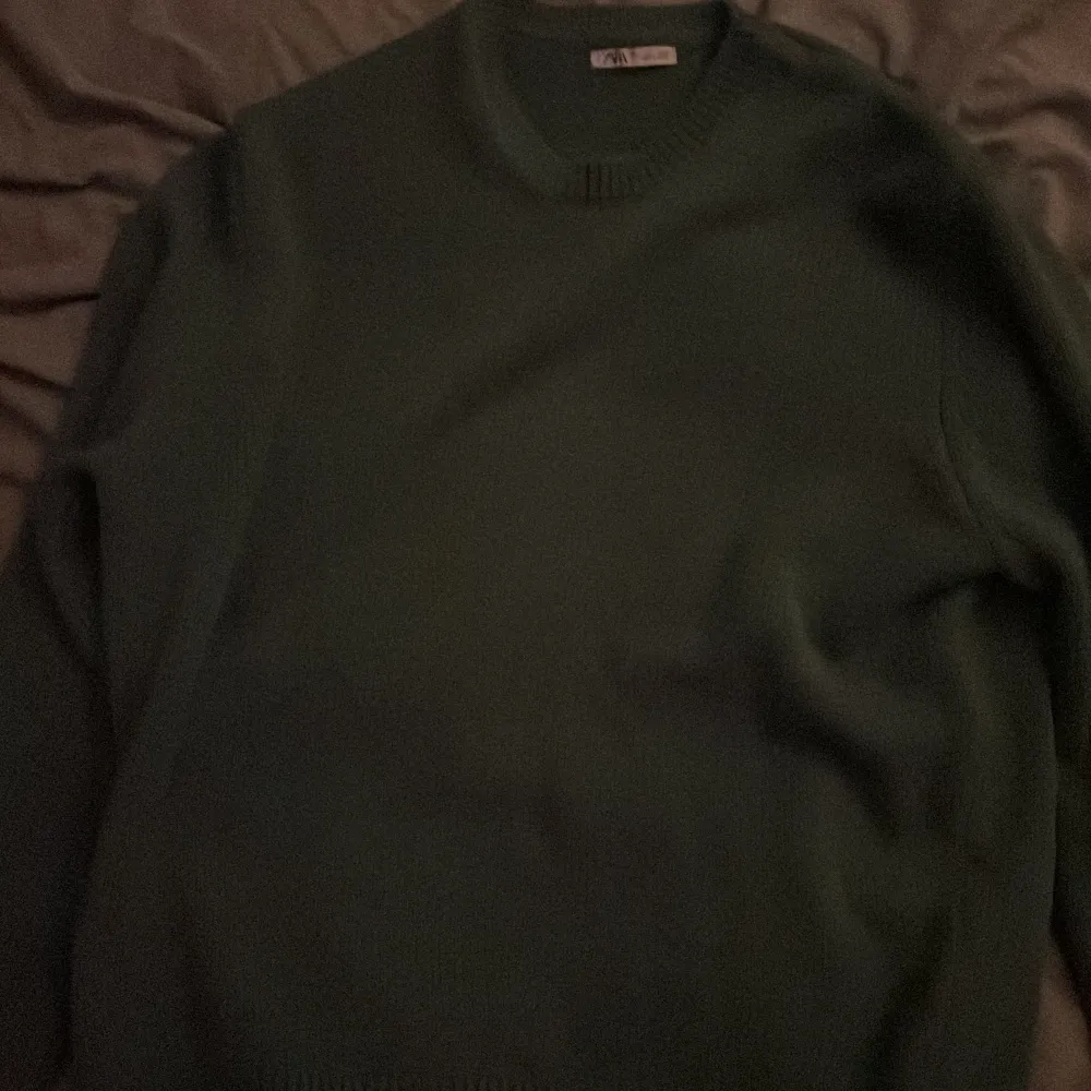 Grön Stickad tröja från zara i toppskick 👌. Säljer då den inte  passar. 📦 . Stickat.
