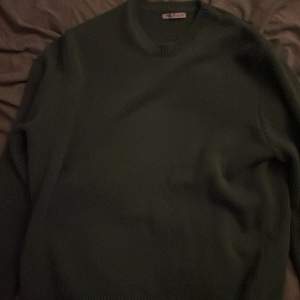 Grön Stickad tröja från zara i toppskick 👌. Säljer då den inte  passar. 📦 