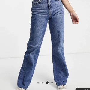 Mörkblå jeans  - Säljer dess för de är för små på mig. Det är storlek 36 och har varit min favo jeans. De är från stradivarius i modellen 90-talsinspirerad gubbmodell. Mycket bra skick nästan som nya. Tryck inte köp direkt utan skriv först för har de ut på flera sidor🥰