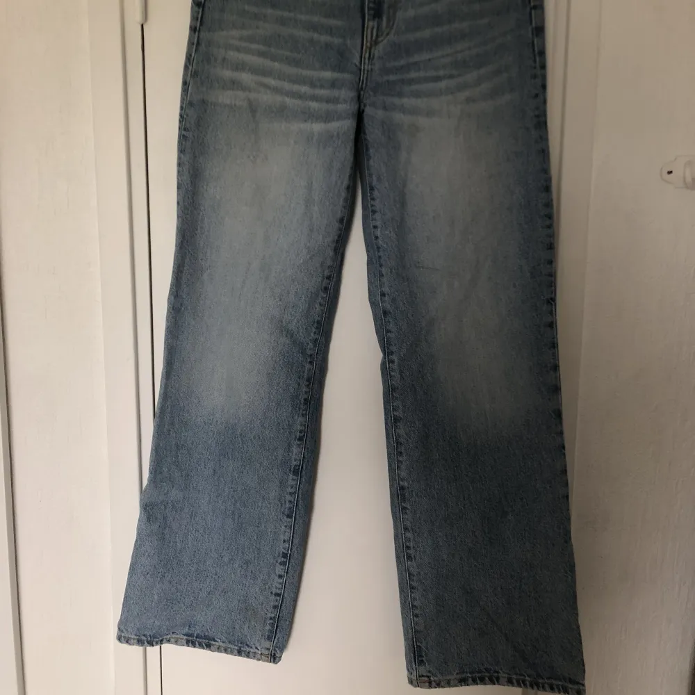 Säljer dessa fina högmidjade mom jeans från lager 157 då de inte kommer till användning längre. Jeans & Byxor.