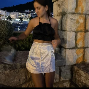 Kjol - Säljer denna fina silkes kjol från zara då den är för stor🩷