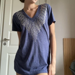 Tröja - Super snygg v-ringad blå tröja med silver pärlor runt nackdelen. Då den är lite längre är den jättesnygg tillsammans med en minikjol under då det ser ut som en kortklänning💙  Jättebra skick!