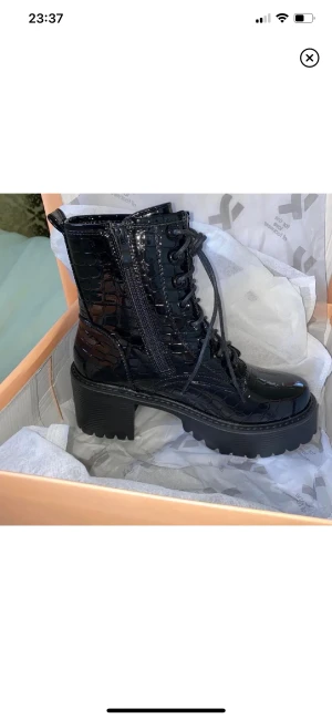 Krokodil svarta kängor strl 37 - Koi Footwear Osage Croc Combat Boots, helt NYA & OANVÄNDA i box! PU läder (vegan), väldigt glossy, lätta & fina! Storlek EU 37/US 6/UK 4
