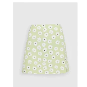 Kjol  - Säljer denna fina blommiga kjol då den är för stor💚🤍