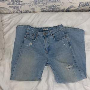 super fina ljusblå jeans från zara, säljer pga för korta. 152cm 11-12