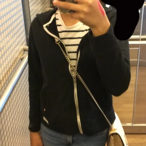 ⚡️Myssig kofta❤️ - Andvänt ett par gånger.mörk blå färg typ💙.