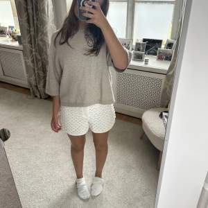 Söljer dessa mid waist vita shorts från zara som är så söta!😍💗