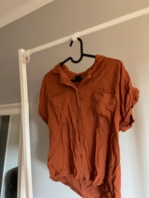 Skjort blus - Rostfärgad skjortblus som jag tyvärr växt ur. Använd fåtal gånger 